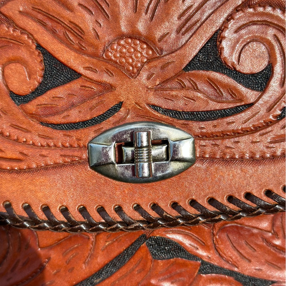 Beautiful Vintage 70s-ish Hand Tooled Leather Purse - Picture 2 of 12